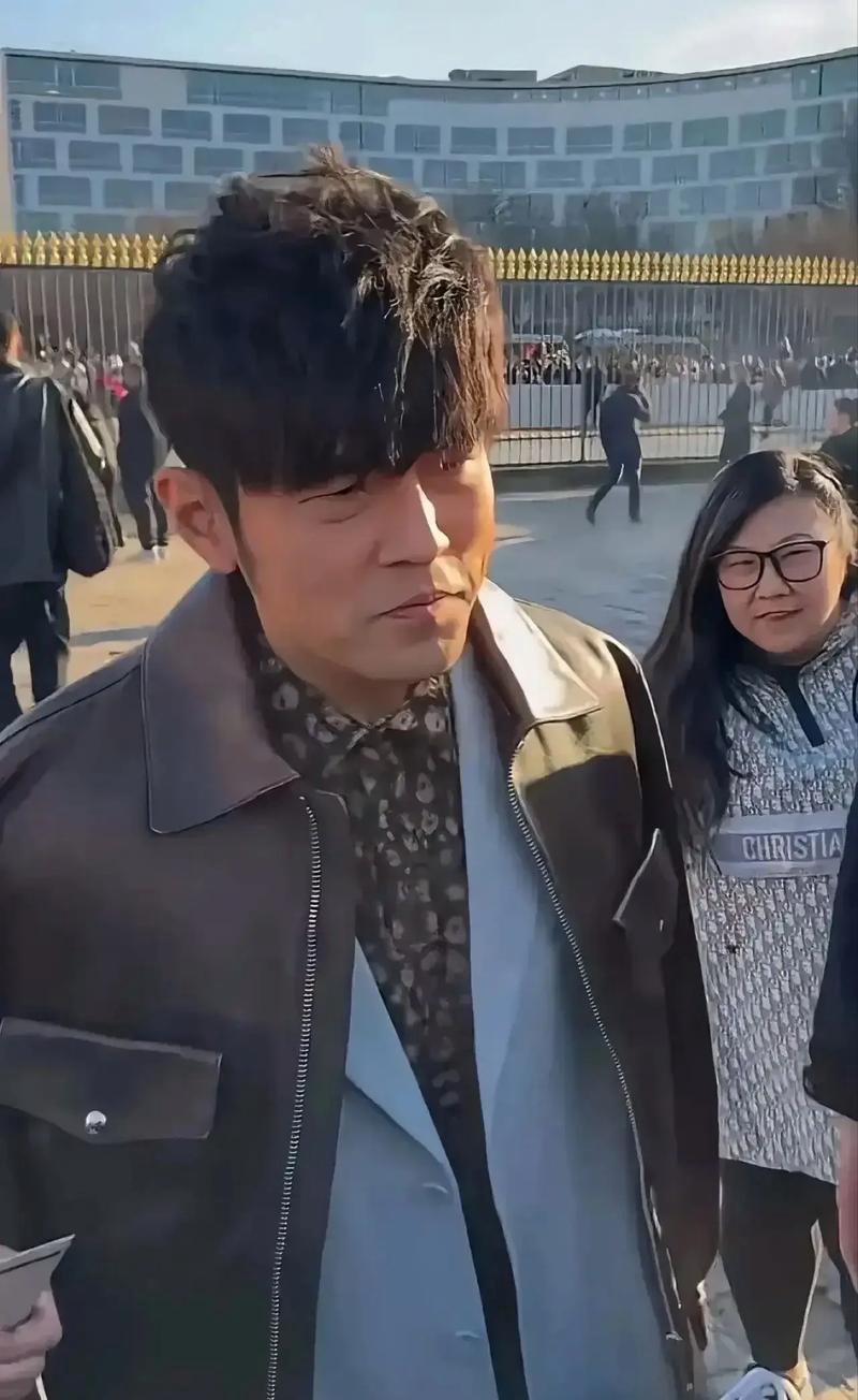 哎呦不错哦！周杰伦新专辑12首全写好年底见？！再鸽真要报警了啊喂！